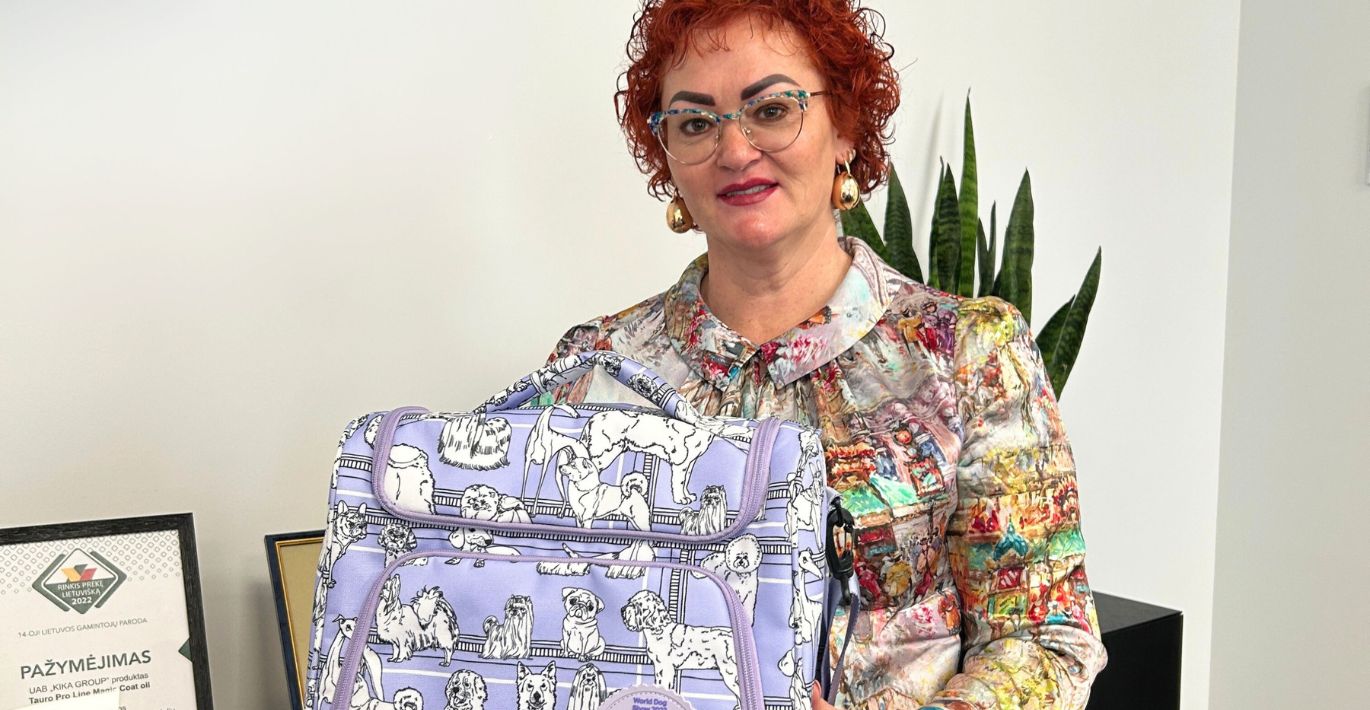 Janita Plungė laiko riboto leidimo kirpėjų krepšį, sukurtą World Dog Show 2023 parodai