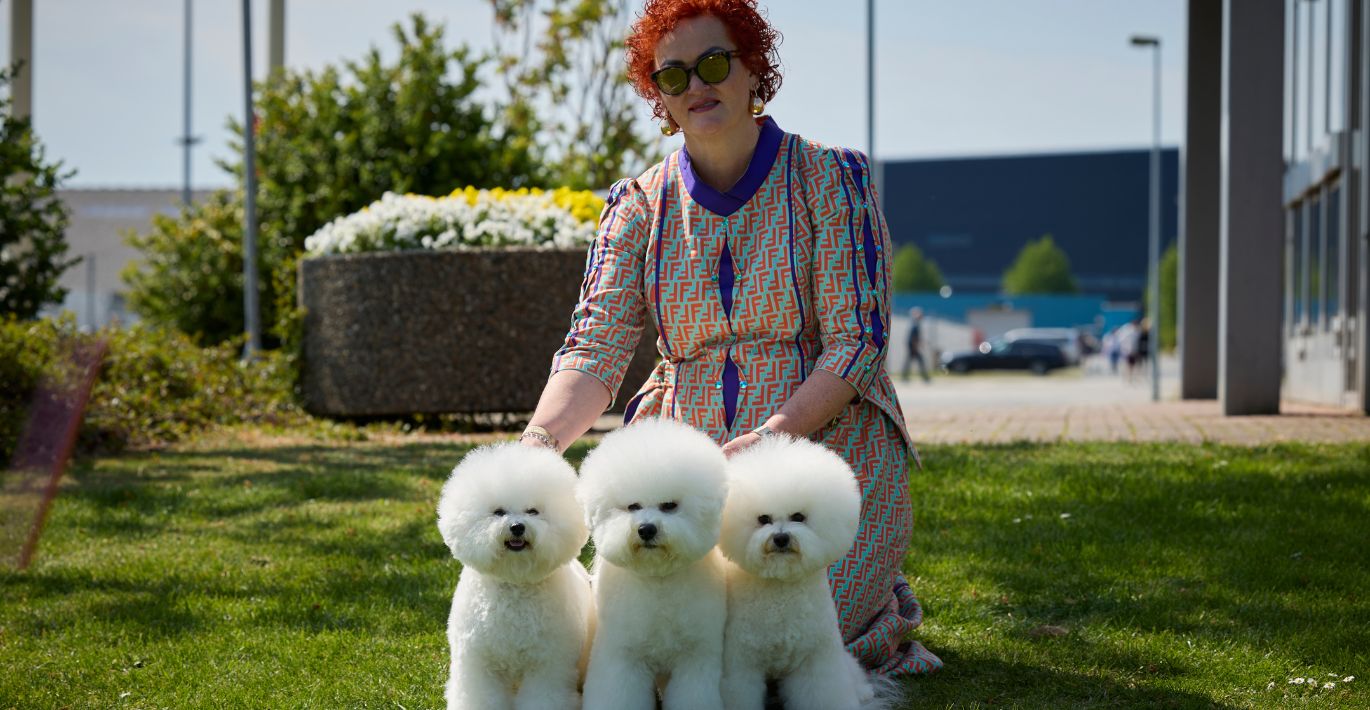 KIKA įkūrėja Janita Plungė ir trys Tauro Kennel garbanotieji bišonai Europos šunų čempionate Danijoje