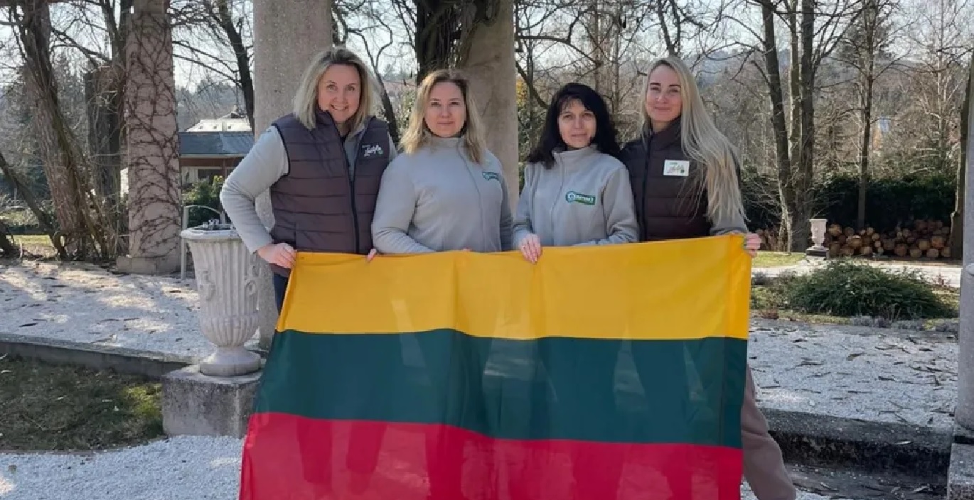 Kika įmonių grupės komandos savanorės teikia pagalbą Ukrainos pasienyje ir demonstruoja Lietuvos vėliavą