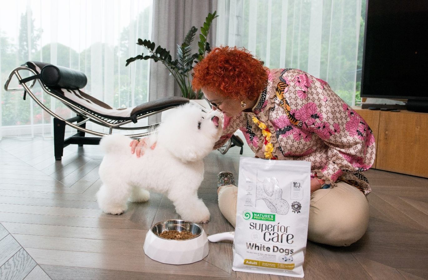 Kika įkūrėja Janita Plungė ir šuo pasaulio čempionas vardu Misoko 