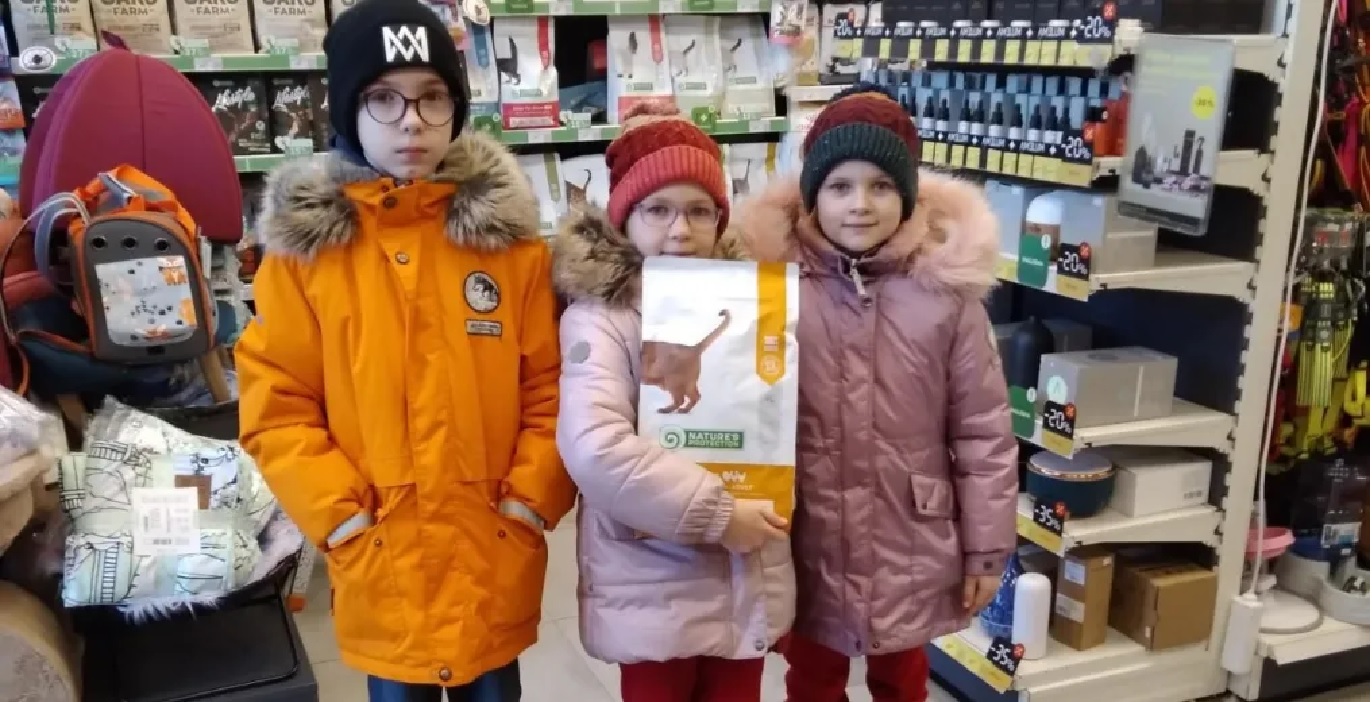 Lietuvių vaikai Kikos parduotuvėje aukoja pašarus Ukrainos augintiniams