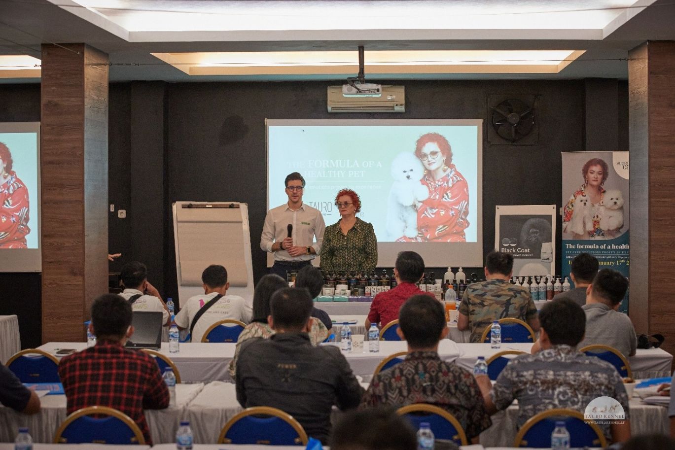 Kika įkūrėja Janita Plungė veda seminarą apie sveiko augintinio formulę Indonezijoje